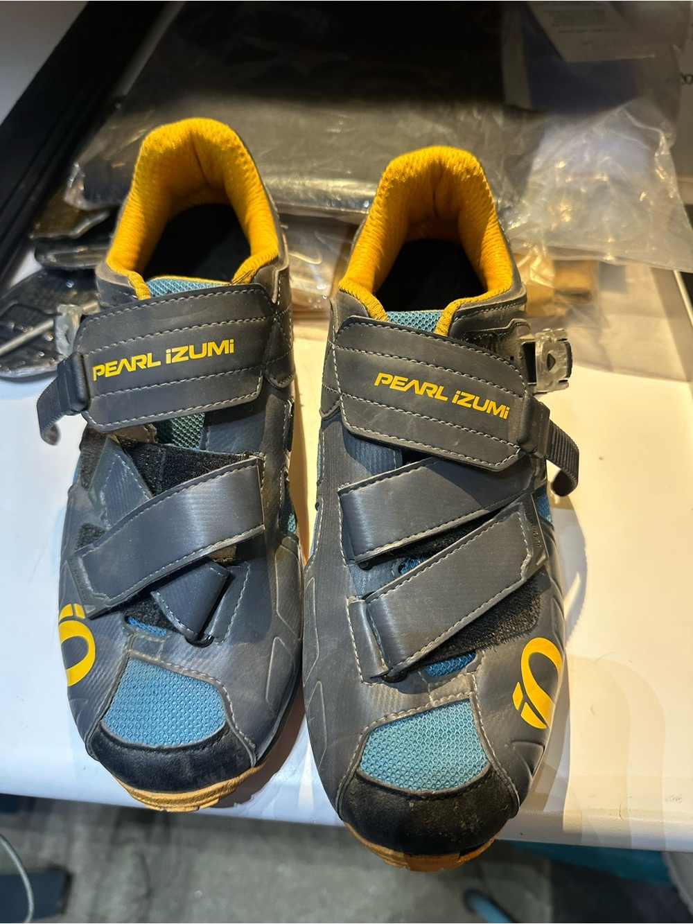 Pearl Izumi Gray, Blue and Yellow Mens Cycling Shoes